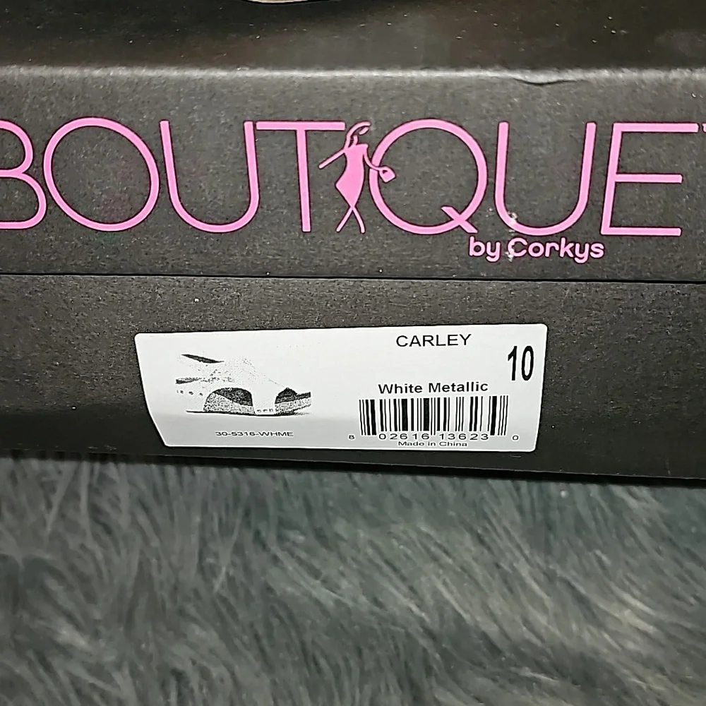 Boutique by Corkys! CARLEY, White Metallic sz 10, Mint condition!